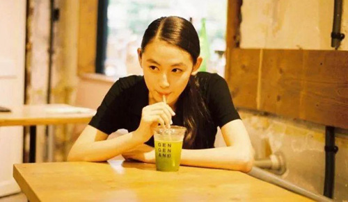 發(fā)朋友圈曬喝奶茶的短句，喝奶茶發(fā)朋友圈的句子